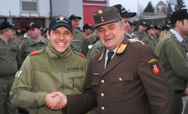 Robert Grabner und Bezirkskommandant Wolfgang Hufnagl. *****Foto: BFK Vöcklabruck