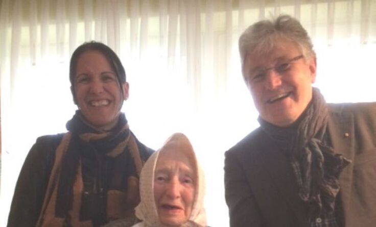 Enkelin Melanie Dollberger, die Jubilarin Franziska Stehrer und Bürgermeister Anton Hüttmayr