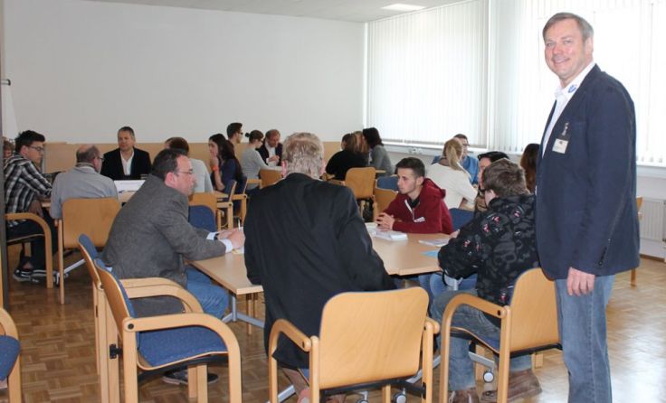 Helmut Scherndl (r.) hatte die Idee zum „Speed Dating“ am AMS Vöcklabruck. 