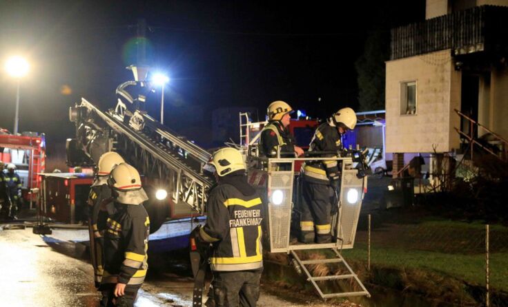 Etwa 200 Mann der umliegenden Feuerwehren waren im Einsatz. **Fotos: Helmut Klein