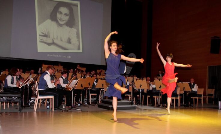Ausdrucksstark choreografiert und gespielt: das Stück „Anne Frank Story“