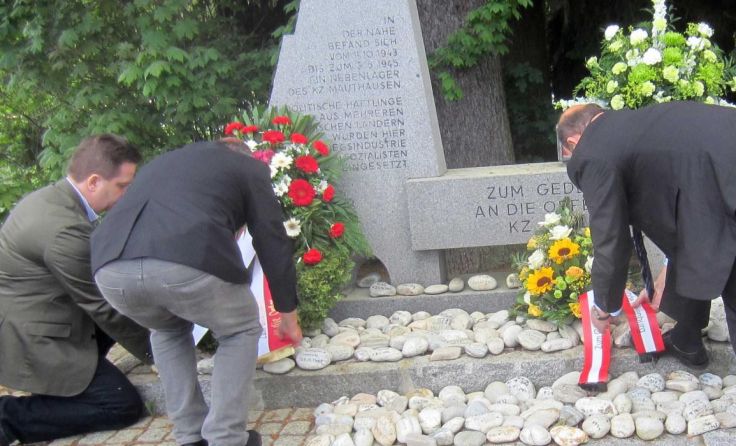 Kranzniederlegung bei der Gedenkfeier am Denkmal in Zipf Foto: Wilhelm Frickh