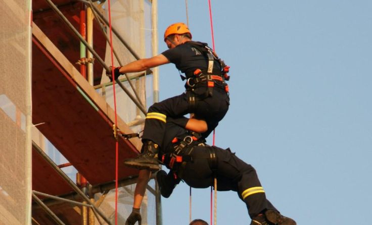 In schwindelerregender Höhe übte die FF Attnang den Ernstfall. Foto: FF Attnang