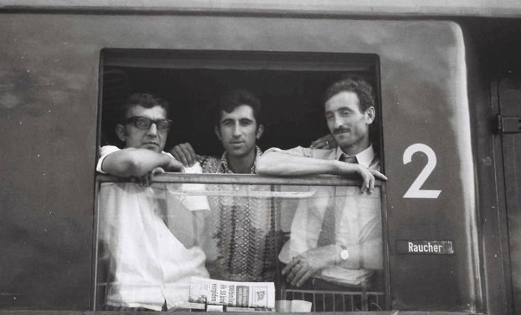 Gastarbeiter reisen in den 1960er Jahren in Zügen nach Österreich. Foto: Sefa Yetkin
