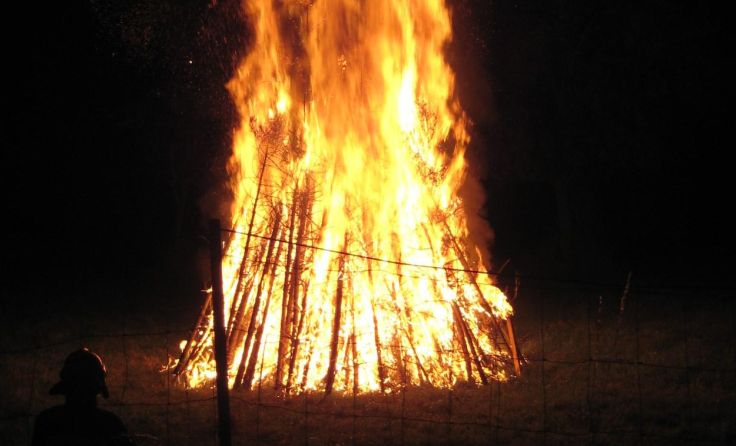 Das traditionelle Petersfeuer wurde entzündet. Foto: FF Puchheim