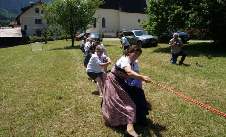 Bei lustigen Wettkämpfen, darunter Seilziehen, traten die Gäste gegeneinander an.