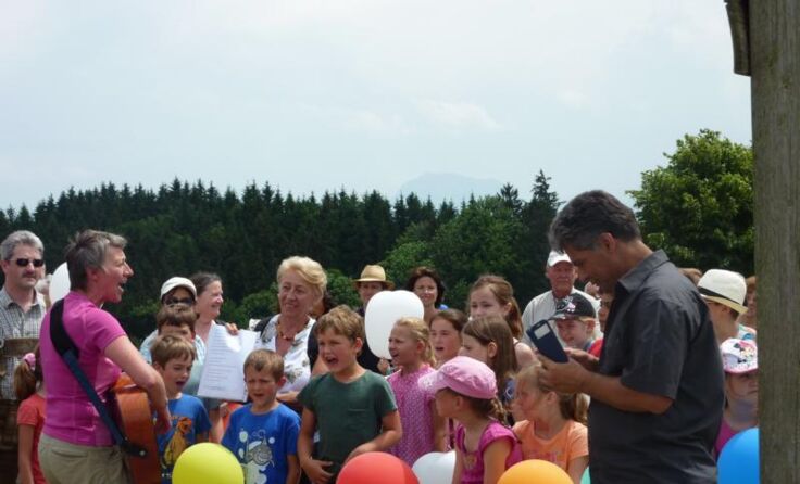 Auch die Volksschule Wolfsegg beteiligte sich an der Eröffnung des Friedensweges.