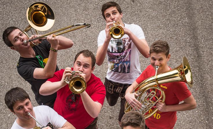 Gute Stimmung garantiert: die Burschen von "VöcklaBLECH" Foto: Zopf Photography