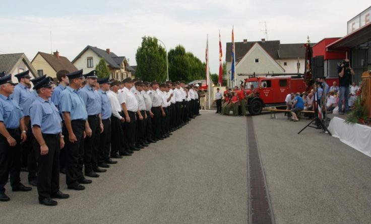 Aufgrund der Hitze durften die Kameraden auf Uniformrock und Krawatte verzichten. Foto: FF Attnang