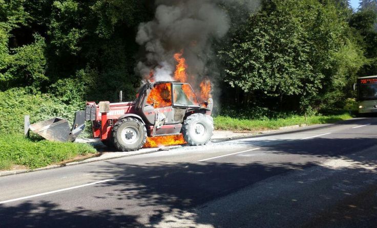Der "Manitu" stand bei Eintreffen der Einsatzkräfte bereits in Vollbrand. Foto: FF Vöcklabruck