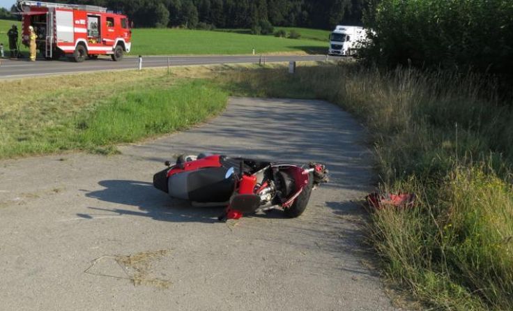 Der Mopedlenker wurde zur Seite geschleudert. Foto: FF St. Georgen im Attergau