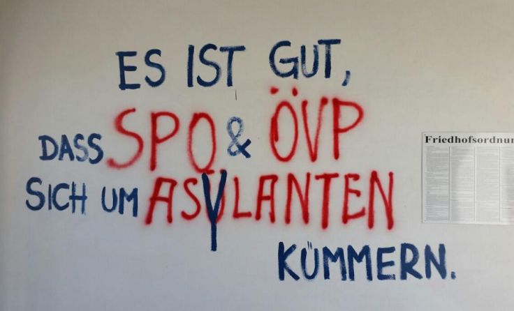 Mit blauer Schrift wurden die Schmierereien wie hier am Kirchenportal überarbeitet.