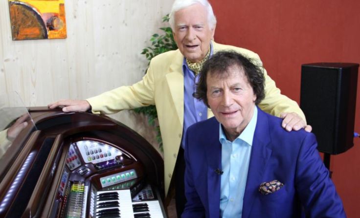 Bankhofer und Lambert mit seiner nagelneuen Orgel "Lowrey Liberty", auf der er spielen wird.