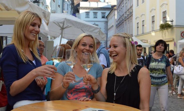 In der Altstadt Wein und Kunst genießen Foto: Adam/WKO