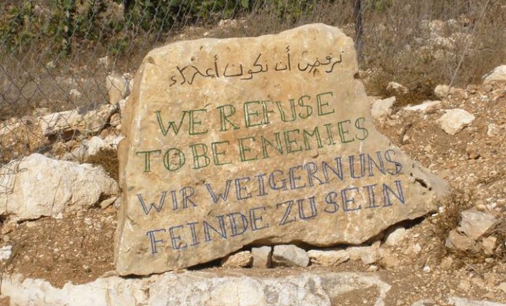 "Wir weigern uns Feinde zu sein". Foto: Andreas Paul