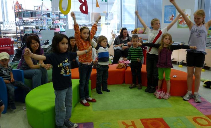 Nicht nur zuhören, auch mitmachen kann man im „KiBuLeLa“. Foto: Stadtbibliothek Linz