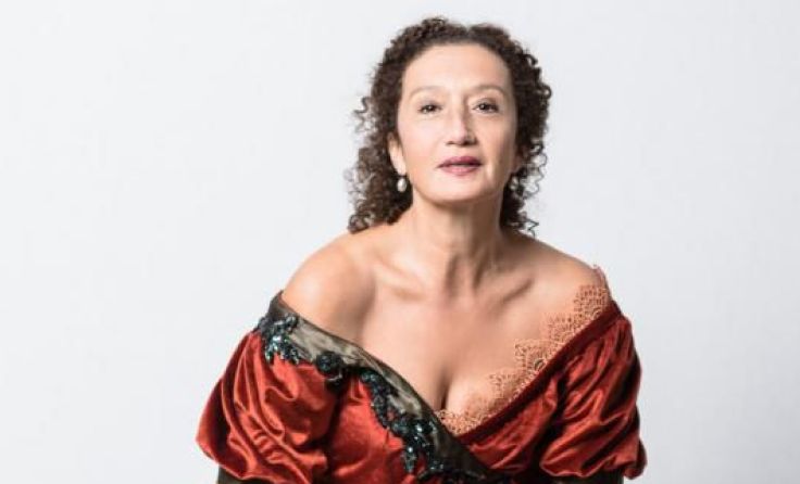 Konstanze Breitebner schlüpft in die Ehefrauen-Rollen des Walzerkönigs. Foto: Manfred Weis