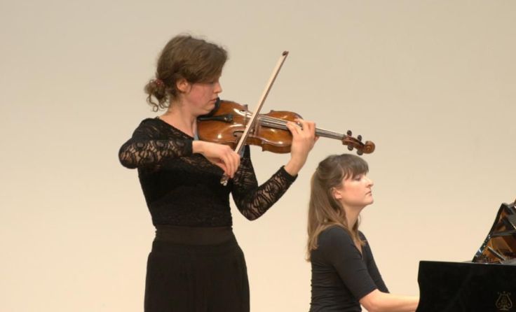 Preisträgerin Anna Lindenbaum beim Wettbewerb, begleitet am Klavier Foto: Gerhard Gegenleitner
