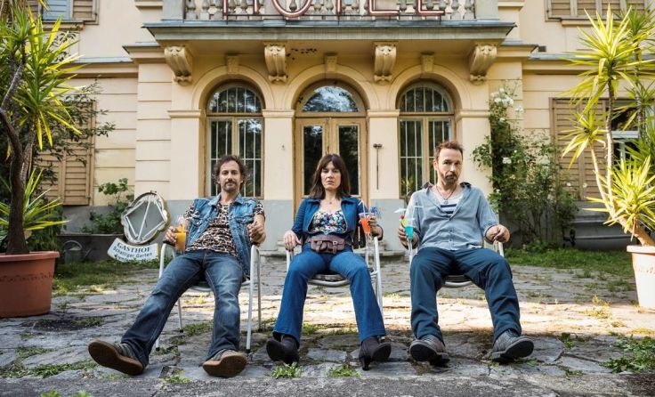 Die Hobbyrockstars wollen mit ihrer Band das bankrotte Hotel retten. Foto: Lunafilm/Toni Muhr