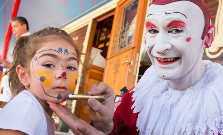 Die Roncalli-Clowns schminken kleine Gäste. Foto: Circus Roncalli