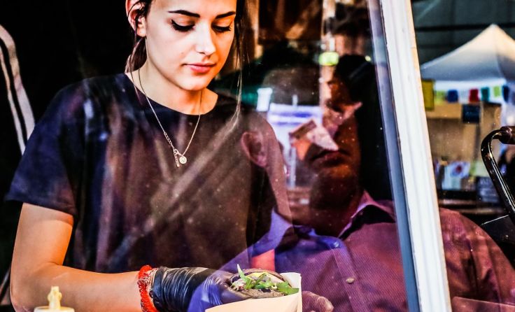 Streetfood mitten in der Stadt: Über 100 Köstlichkeiten warten im Schillerpark. Foto: Sigi Goufas