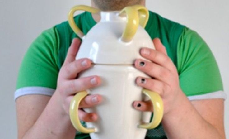 Michael Poggemann und seine von ihm entworfene Vase Foto: be able