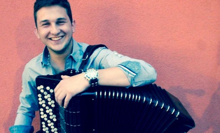 Musikalisch wird der Heimatabend unter anderem von Uroš Antic untermalt.