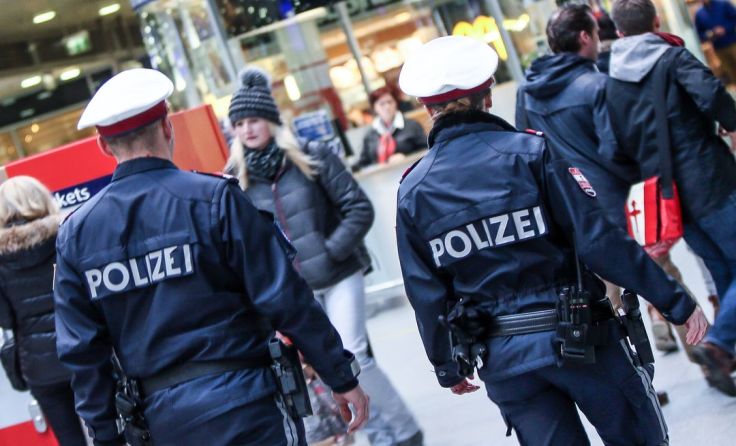 Die Polizeipräsenz am Hauptbahnhof wurde bereits verstärkt. Foto: Volker Weihbold