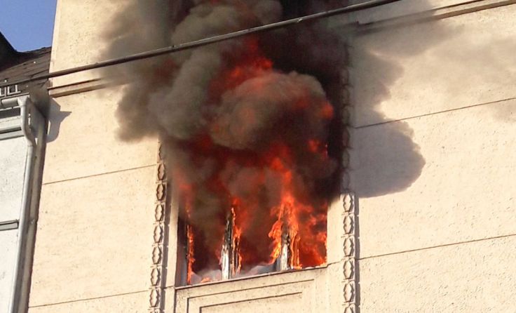 Das Feuer loderte aus dem Fenster. Foto: FOTOKERSCHI.AT/KERSCHBAUMMAYR 