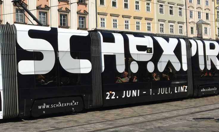Die von "Schäxpir" gebrandete Straßenbahn. Foto: Schäxpir