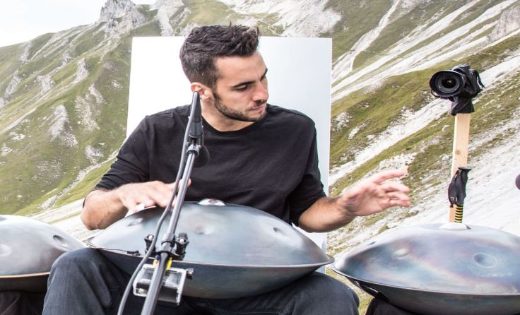 Virtuos: Manu Delago gastiert im Schauspielhaus. Foto: Maria Kirchner