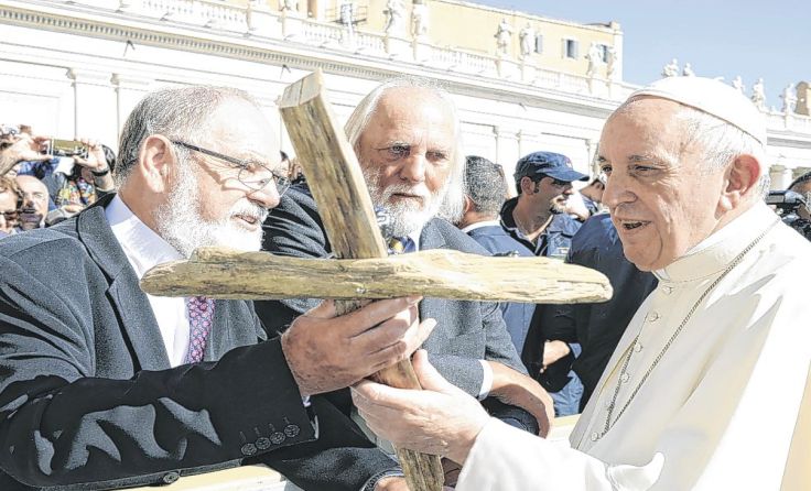 Das von Erich Groiß angefertigte Kreuz wurde an Papst Franziskus überreicht. Foto: H. Kapeller