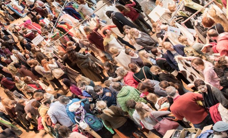Der Andrang beim Kostümverkauf im Musiktheater war riesig. Foto: Sakher Almonem