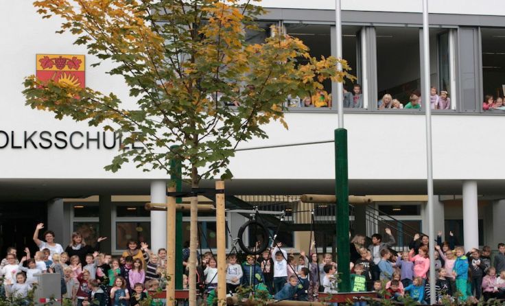 Schüler wie Lehrer fühlen sich sichtlich wohl in der Volksschule Regau. Fotos: VS Regau 
