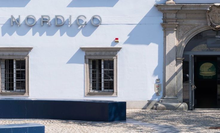Am Nordico Vorplatz wird unter Plamen und mit Musik gefeiert. Foto: Nordico/Norbert Artner