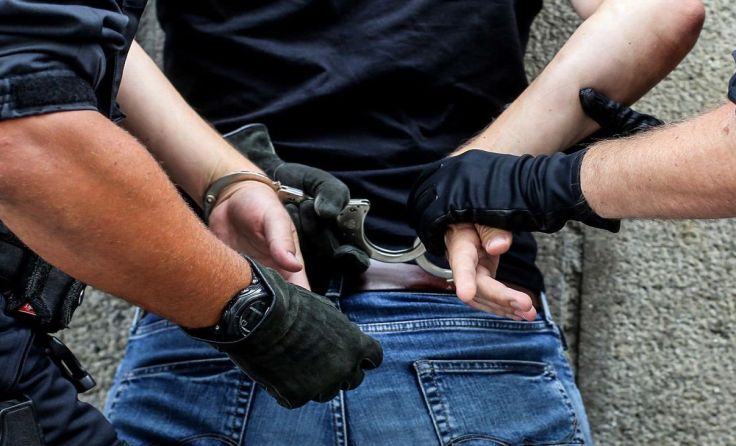 Ein 18-jähriger wurde kurz nach einem Einbruch festgenommen. Symbolfoto: Volker Weihbold