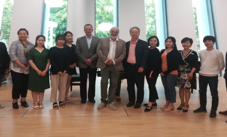 Vizerektor Thomas Kerbl (Mi.) mit den Gästen aus Südkorea. Foto: ABPU