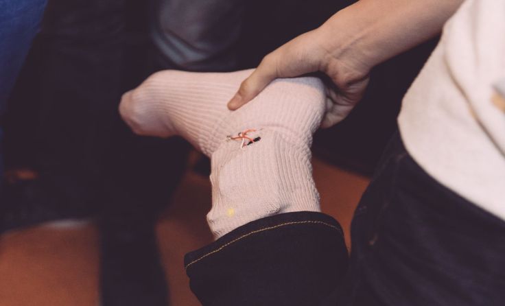 Drucksensoren und ein Minicomputer finden sich in der "smarten" Socke. Foto: Jürgen Grünwald