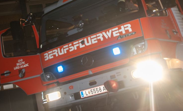 Die Berufsfeuerwehr Linz war im Einsatz. Foto: FOTOKERSCHI.AT / KERSCHBAUMMAYR