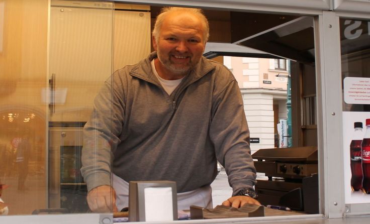Jörg Suwa führt den Würstelstand am Taubenmarkt in dritter Generation.