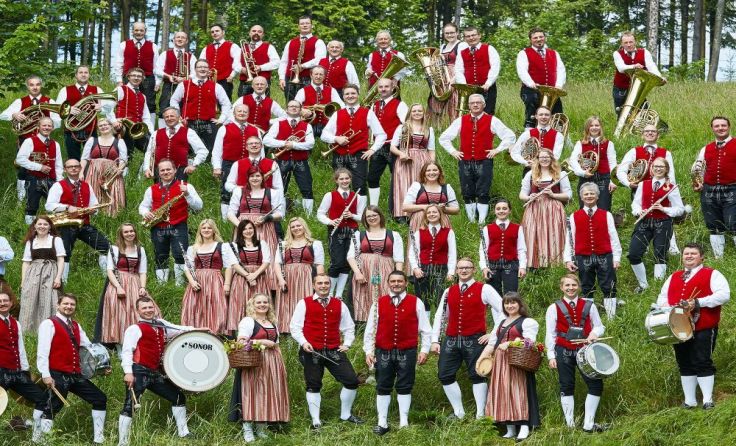 Die Musiker der Trachtenmusikkapelle Frankenburg laden zum Ball. Foto: Hannes Resch