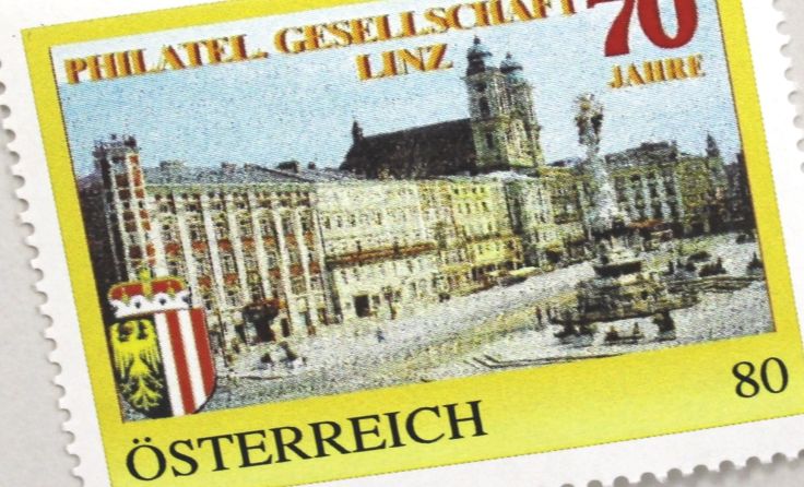 Zum Jubiläum ist eine personalisierte Briefmarke erschienen. Foto: Tips