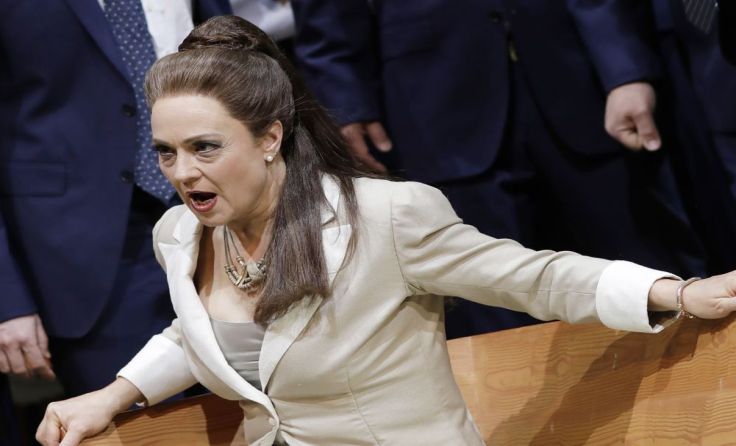 Der Chor des Landestheater Linz mit Brigitte Geller als Medea. Foto: Reinhard Winkler