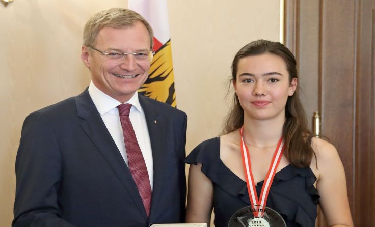 Landeshauptmann Thomas Stelzer mit Bundessiegerin Sophie Renger aus Leonding. Foto: Land OÖ