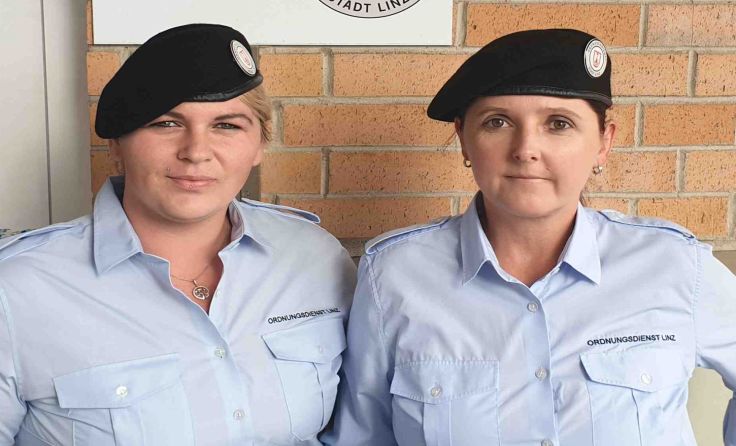 Die Ordnungsdienst.Mitarbeiterinnen Anita Kaiser (r.) und Stefanie Zeitlinger Foto: Stadt Linz