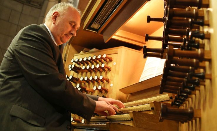 Wolfgang Kreuzhuber an der Rudigierorgel Foto: Dommusikverein Linz/Reinhard Winkler