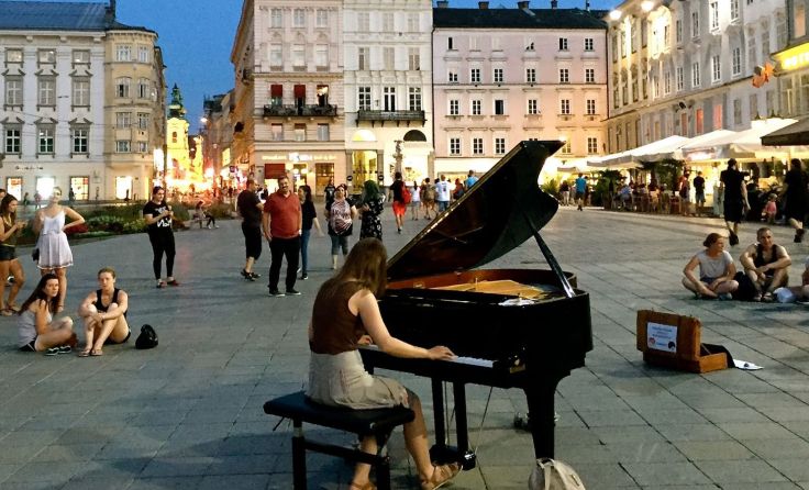 Das Open Piano kommt zum zweiten Mal auf den Linzer Hauptplatz. Foto: Open Piano for Refugees