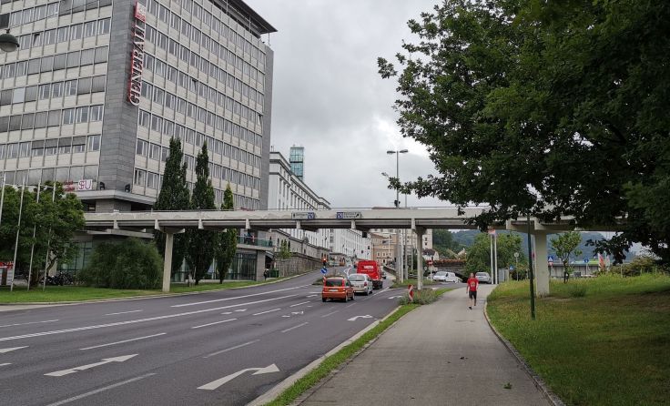 Der Steg zwischen Generali und Lentos muss saniert werden. Foto: Stadt Linz
