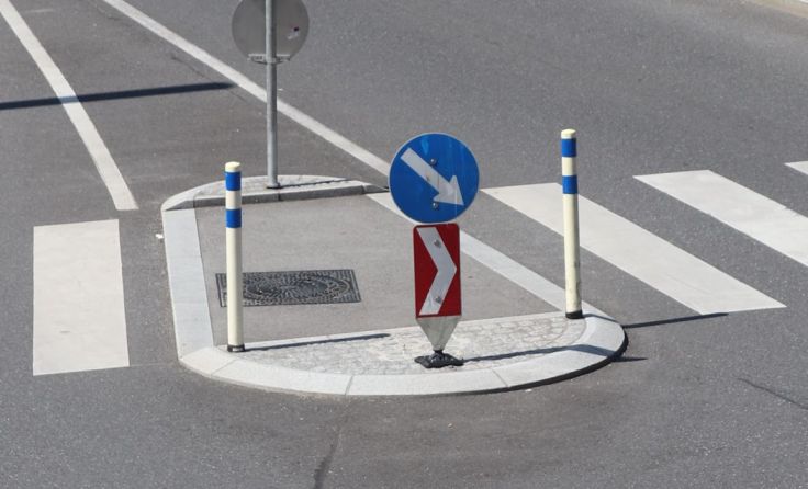 Ein Fahrbahnteiler kommt. Foto: Tips