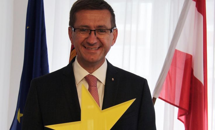 Wirtschafts- und Energie-Landesrat Markus Achleitner mit dem "Energie Star". Foto: Land OÖ